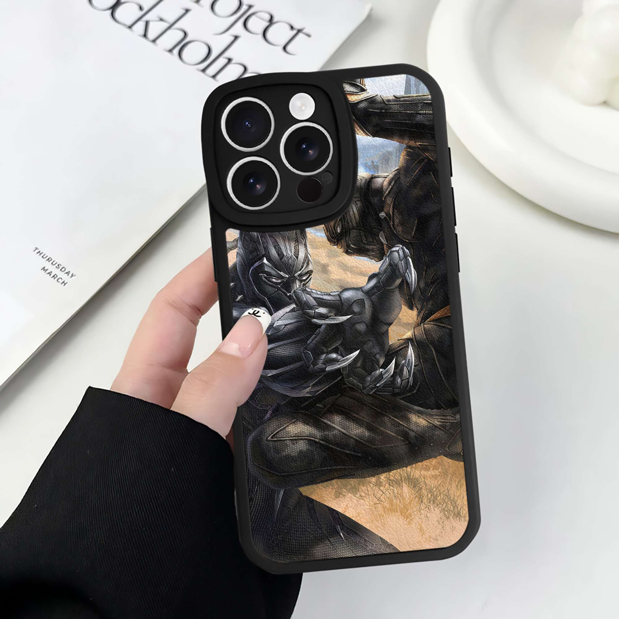 （画像用） アベンジャーズ The Avengers 【iPhone 16シリーズ対応】シリコンスマホケース（レザー調） 材質：シリコン